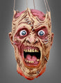 Eine gruselige Maske mit weit aufgerissenen Augen, die einen aufgehängten Zombiekopf mit Nähten, Wunden und einem klaffenden Mund darstellt, hängt an zwei Seilen vor einem grauen Hintergrund mit Farbverlauf – ein furchterregender Monsterkopf zum Aufhängen, perfekt für deine Halloween-Deko.