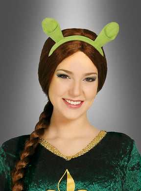 Eine Frau mit langen, braunen Zöpfen trägt ein grünes Kleid und den grünen Oger-Ohren-Haarreif „Fyona“ und lächelt vor einem grauen Hintergrund mit Farbverlauf – das perfekte Accessoire, um dein Fyona-Kostüm abzurunden.