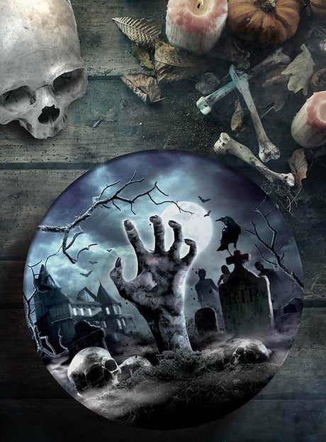 Unter dem Vollmond erhebt sich eine Zombiehand aus einem Grab, umgeben von Grabsteinen, Totenschädeln und einer Krähe in einer gruseligen Friedhofsszene. Totenschädel, Knochen und Kerzen liegen auf einer Holzfläche in der Nähe – ideal, um eine gruselige Partystimmung zu schaffen. Servieren Sie Ihre Halloween-Leckereien in der XXL-Schüssel „Friedhof Zombie Hand“ (31 cm) für Halloween, um das schaurige Partyambiente abzurunden.