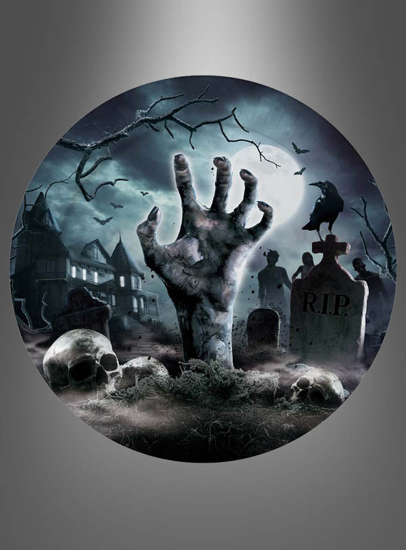 Unter dem Vollmond erhebt sich eine Zombiehand aus einem Grab, umgeben von Grabsteinen, Totenschädeln, einer Krähe und einem Spukhaus auf einem gruseligen, nebligen Friedhof – perfekt für eine gruselige Tischdekoration auf deiner nächsten Halloween-Party oder als Inspiration für deine 6 x „Friedhof-Zombiehand“-Pappteller (23 cm).