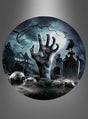 Unter dem Vollmond erhebt sich eine Zombiehand aus einem Grab, umgeben von Grabsteinen, Totenschädeln, einer Krähe und einem Spukhaus auf einem gruseligen, nebligen Friedhof – perfekt für eine gruselige Tischdekoration auf deiner nächsten Halloween-Party oder als Inspiration für deine 6 x „Friedhof-Zombiehand“-Pappteller (23 cm).