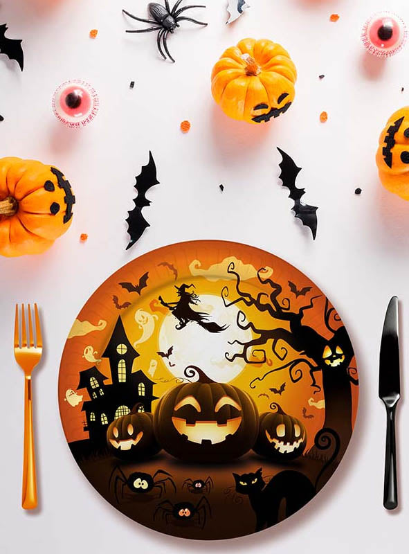 Gestalten Sie eine festliche Tischdekoration zum Thema Halloween mit den 6 x Halloween-Papptellern „Kürbisse“ (23 cm), umgeben von Kürbissen, Fledermäusen, künstlichen Augäpfeln und Besteck auf weißem Untergrund – ideal, um diese verspielten Einwegteller als erste Wahl für gruselige Feiern in Szene zu setzen.