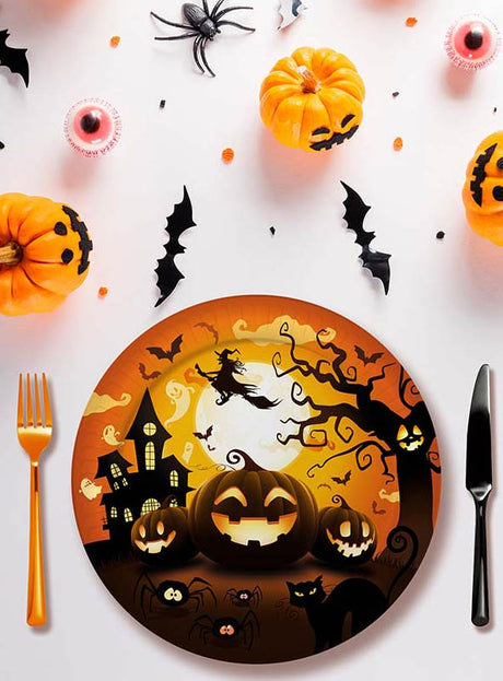 Gestalten Sie eine festliche Tischdekoration zum Thema Halloween mit den 6 x Halloween-Papptellern „Kürbisse“ (23 cm), umgeben von Kürbissen, Fledermäusen, künstlichen Augäpfeln und Besteck auf weißem Untergrund – ideal, um diese verspielten Einwegteller als erste Wahl für gruselige Feiern in Szene zu setzen.