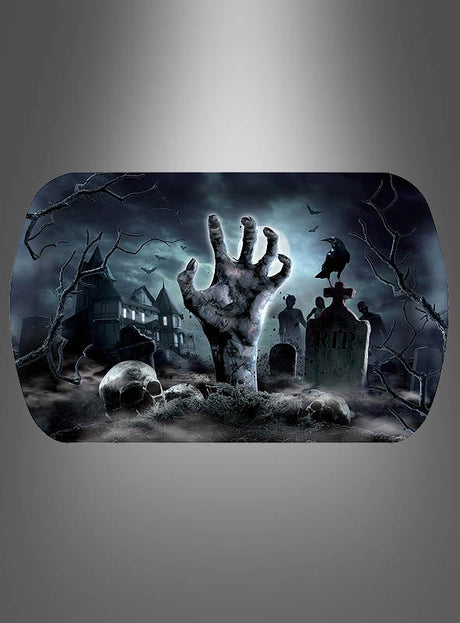 Unter einem bewölkten Nachthimmel ragt inmitten von Grabsteinen, Totenköpfen, kahlen Bäumen und einem Spukhaus eine Zombiehand aus dem Boden – eine gruselige Szene, die das „Friedhof Zombie Hand 39 x 25 cm Tablett Halloween“ zur perfekten, auffälligen Zombie-Tischdekoration oder Halloween-Partydekoration für Ihre Tischgestaltung macht.