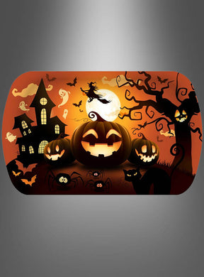 Erleben Sie eine gruselige Halloween-Nachtkulisse mit einem Spukhaus, Kürbislaternen, Fledermäuse, eine schwarze Katze, Spinnen, eine auf ihrem Besen schwebende Hexe und einen leuchtenden Vollmond – die den Geist der Jahreszeit perfekt einfängt und ideale Inspiration für Ihr „Kürbis Serviertablett 39x25cm Halloween“ oder als festliche Halloween-Partydekoration bietet, um die richtige Stimmung für Ihre Feier zu schaffen.