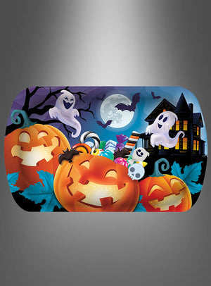 Drei geschnitzte Kürbisse, verschiedene Süßigkeiten, Geister, Fledermäuse und ein Spukhaus mit Vollmond und kahlen Bäumen im Hintergrund bilden die perfekte Kulisse für Ihre Halloween-Dekoration. Arrangieren Sie diese gruseligen Elemente auf dem „Süßes Halloween-Tablett 39 x 24 cm aus Kunststoff“, um jeder Feier festliches Flair zu verleihen.