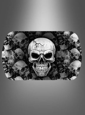 Ein weißer, rissiger Totenkopf steht im Mittelpunkt vor einem dunklen Hintergrund, der mit zahlreichen verblassten Totenköpfen verziert ist – das Ganze auf einem grauen Farbverlauf. Damit ist das Halloween-Tablett „Totenkopf“ (39 x 24,5 cm) die ideale Wahl für eine auffällige Halloween-Tischdekoration oder als markantes Serviertablett bei Ihren gruseligen Zusammenkünften.