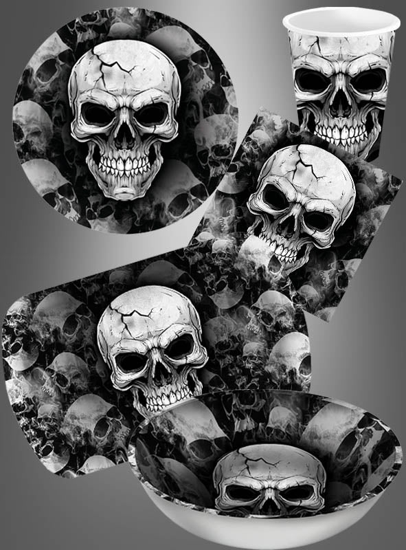 Ein Halloween-Tablett (39 x 24,5 cm) mit Totenkopf-Motiv, das durch eine auffällige weiße Totenkopfgrafik vor dem Hintergrund dunkler Totenköpfe besticht – perfekt als gruselige Tischdekoration oder als Blickfang bei Ihrer nächsten Spukparty.