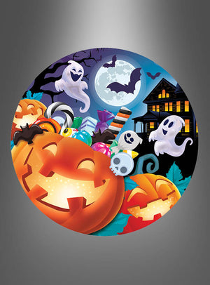 Eine Cartoon-Szene mit Kürbislaternen, Geistern, einem Spukhaus, Süßigkeiten, Fledermäusen und einem Vollmond am Nachthimmel – darunter die große, süße 32-cm-Halloween-Schale, die vor Leckereien nur so überquillt und Teil der perfekten Halloween-Partydekoration ist.