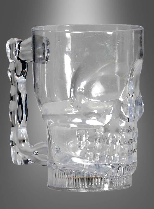 Der „Totenkopf Krug 500 ml mit Henkel und LED“ ist ein Becher aus klarem Glas, der in Form eines menschlichen Schädels gestaltet ist. Er verkörpert den markanten Stil des „Totenkopf Krug“ und eignet sich daher perfekt als Halloween-Becher. Abgebildet ist er vor einem grauen Hintergrund mit Farbverlauf.