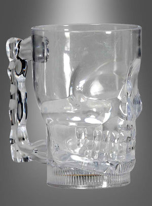 Der „Totenkopf Krug 500 ml mit Henkel und LED“ ist ein Becher aus klarem Glas, der in Form eines menschlichen Schädels gestaltet ist. Er verkörpert den markanten Stil des „Totenkopf Krug“ und eignet sich daher perfekt als Halloween-Becher. Abgebildet ist er vor einem grauen Hintergrund mit Farbverlauf.