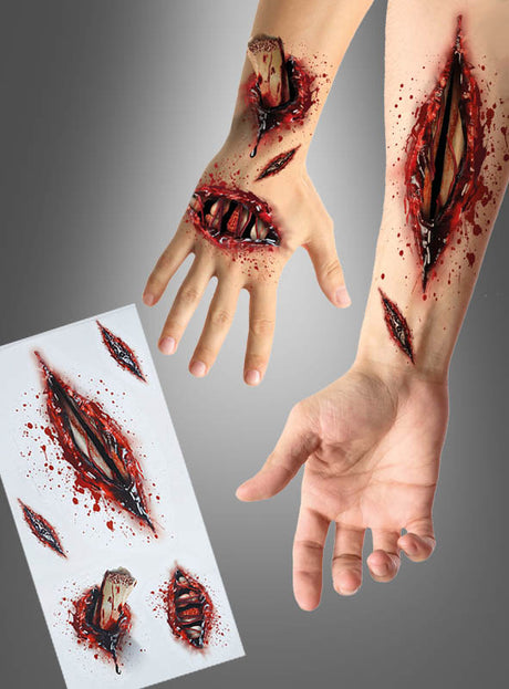 Zwei Unterarme zeigen realistisch wirkende künstliche Wunden mit Holzsplitter-Effekten, ergänzt durch einen „Blutiger Knochenbruch“-Tattoo-Bogen mit ähnlichen Motiven – alles vor grauem Hintergrund –, perfekt, um für dein nächstes Halloween-Make-up einen dramatischen „Knochenbruch“-Look zu kreieren.