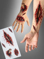 Zwei Unterarme zeigen realistisch wirkende künstliche Wunden mit Holzsplitter-Effekten, ergänzt durch einen „Blutiger Knochenbruch“-Tattoo-Bogen mit ähnlichen Motiven – alles vor grauem Hintergrund –, perfekt, um für dein nächstes Halloween-Make-up einen dramatischen „Knochenbruch“-Look zu kreieren.