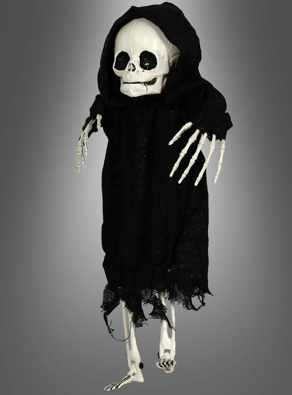 Eine Skelett-Gartendekoration (40 cm) für Halloween, gekleidet in einen zerfetzten schwarzen Kapuzenmantel, steht vor einem schlichten grauen Hintergrund und ist damit die perfekte Wahl für eine kinderfreundliche Halloween-Party oder eine gruselige Gartendekoration.