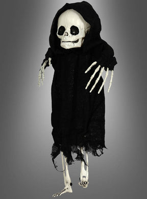 Eine Skelett-Gartendekoration (40 cm) für Halloween, gekleidet in einen zerfetzten schwarzen Kapuzenmantel, steht vor einem schlichten grauen Hintergrund und ist damit die perfekte Wahl für eine kinderfreundliche Halloween-Party oder eine gruselige Gartendekoration.