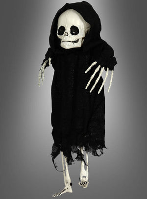 Eine Skelett-Gartendekoration (40 cm) für Halloween, gekleidet in einen zerfetzten schwarzen Kapuzenmantel, steht vor einem schlichten grauen Hintergrund und ist damit die perfekte Wahl für eine kinderfreundliche Halloween-Party oder eine gruselige Gartendekoration.