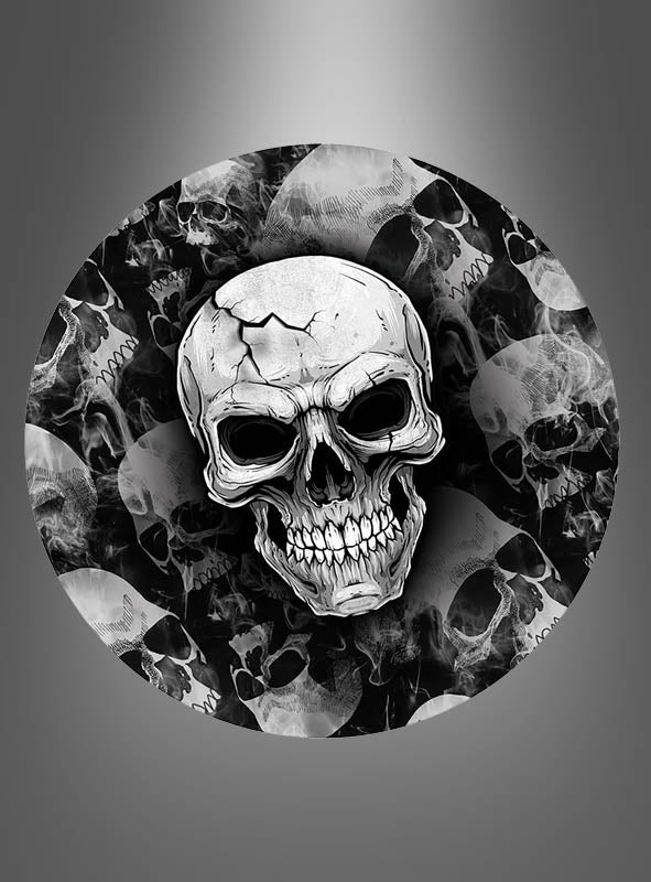 In der Mitte befindet sich eine detaillierte Darstellung eines zerbrochenen menschlichen Schädels, der an den Totenkopf auf der Halloween-Schale (32 cm) erinnert. Umgeben ist sie von mehreren verblassten Totenköpfen und wirbelnden Rauchmustern auf einem dunklen, kreisförmigen Hintergrund – perfekt, um Ihrer Halloween-Tischdekoration oder Halloween-Partydekoration einen gespenstischen Touch zu verleihen.