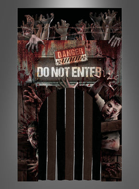 Verwandeln Sie Ihren Eingangsbereich mit dem Türvorhang „Zombie“ (145 x 240 cm) in die ultimative Halloween-Zombie-Dekoration. Dieser gruselige Türvorhang zeigt ein „Do Not Enter“-Schild mit einer auffälligen Gefahrenwarnung, umgeben von grafischen Darstellungen von Zombies und blutigen Händen, die hinter schwarzen vertikalen Streifen hervorragen. Er ist die perfekte Dekoration, um Ihre Gäste an diesem Halloween zu begeistern und in Angst und Schrecken zu versetzen!.