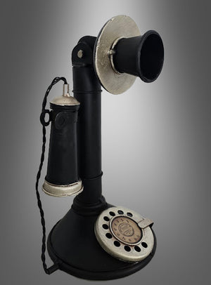 Ein antikes, schwarz-silbernes Kerzenständer-Telefon mit Wählscheibe und separatem Hörer – das „Retro Telefon 20er Jahre Deko Candlestick“ ist vor einem grauen Hintergrund ein stilvolles Dekorationsstück.