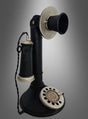 Ein antikes, schwarz-silbernes Kerzenständer-Telefon mit Wählscheibe und separatem Hörer – das „Retro Telefon 20er Jahre Deko Candlestick“ ist vor einem grauen Hintergrund ein stilvolles Dekorationsstück.