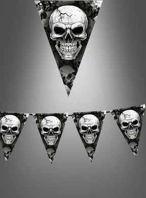 Vier dreieckige Wimpel, die jeweils mit auffälligen weißen Totenkopfmotiven auf schwarzem Hintergrund verziert sind, präsentieren sich vor einem neutralen grauen Hintergrund – diese auffällige Halloween-Wimpelgirlande „300 cm Totenkopf“ ist die ideale Halloween-Dekoration, um Ihrer Feier einen gruseligen Touch zu verleihen.