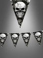Vier dreieckige Wimpel, die jeweils mit auffälligen weißen Totenkopfmotiven auf schwarzem Hintergrund verziert sind, präsentieren sich vor einem neutralen grauen Hintergrund – diese auffällige Halloween-Wimpelgirlande „300 cm Totenkopf“ ist die ideale Halloween-Dekoration, um Ihrer Feier einen gruseligen Touch zu verleihen.