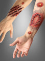 Verleihen Sie Ihrem Halloween-Kostüm mit den „Bisswunden“-Tattoo-Wunden das gewisse Etwas: zwei Unterarme, verziert mit realistischen temporären Tattoos, die blutige Wunden, Kratzer und Hautveränderungen zeigen, die Verletzungen oder Infektionen ähneln. Diese Tattoos sorgen vor einem neutralen grauen Hintergrund für einen beeindruckend lebensechten Effekt – perfekt für einen wirklich überzeugenden Look.