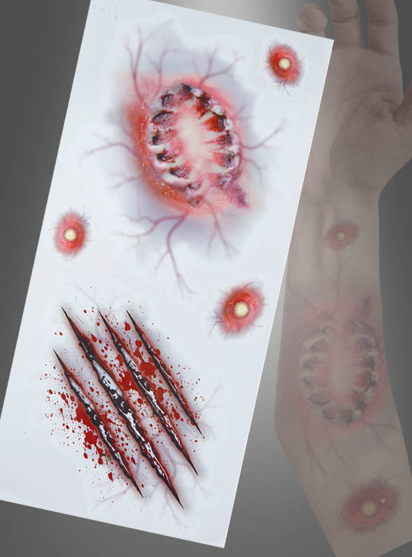 Ein Bogen mit temporären „Bisswunden“-Tattoos, ideal für Ihr Halloween-Kostüm, mit Motiven wie infizierten Wunden, einer grausigen Bissspur, blutigen Kratzspuren und kleinen roten Wucherungen – im Hintergrund ist ein naturgetreues „Bisswunden“-Halloween-Tattoo zu sehen, das auf einem Unterarm angebracht ist.