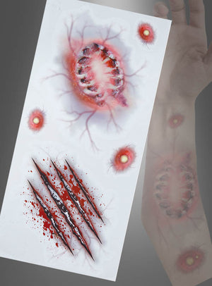 Ein Bogen mit temporären „Bisswunden“-Tattoos, ideal für Ihr Halloween-Kostüm, mit Motiven wie infizierten Wunden, einer grausigen Bissspur, blutigen Kratzspuren und kleinen roten Wucherungen – im Hintergrund ist ein naturgetreues „Bisswunden“-Halloween-Tattoo zu sehen, das auf einem Unterarm angebracht ist.