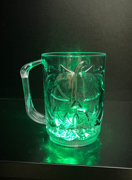 Bringen Sie Ihre Feierlichkeiten zum Strahlen – mit dem „Großer Halloween-Kürbis-Krug LED 700 ml“: einem großen, durchsichtigen Kunststoffbecher mit einem Jack-o'-Lantern-Motiv, der von unten mit leuchtend grünem LED-Licht beleuchtet wird. So entsteht vor einem dunklen Hintergrund ein beeindruckender Lichteffekt, der jedem Anlass eine festliche Note verleiht.