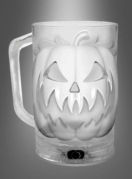Großer Halloween-Kürbisbecher mit LED, 700 ml, mit einem geschnitzten Jack-o'-Lantern-Gesicht auf der Vorderseite, das an einen klassischen Kürbis-Trinkbecher erinnert, vor einem grauen Hintergrund mit Farbverlauf.