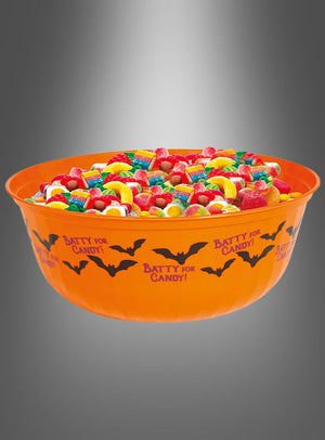 Eine orangefarbene Schale mit Fledermäusen (27 cm), verziert mit verspielten Fledermausmotiven und gefüllt mit bunten Süßigkeiten, steht vor einem grauen Farbverlauf im Hintergrund – die perfekte Halloween-Schale für all deine festlichen Leckereien.