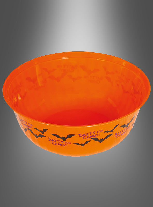 Die orangefarbene Schüssel mit Fledermäusen (27 cm) ist aus Kunststoff gefertigt und rundum mit schwarzen Fledermaus-Silhouetten sowie dem Schriftzug „Batty for Candy!“ verziert – die ideale Halloween-Schüssel für Süßigkeiten.