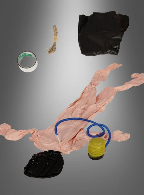 Auf einem grauen Hintergrund angeordnet: eine entleerte aufblasbare Leiche im Leichensack (178 cm), eine Fußpumpe mit blauem Schlauch, ein schwarzes Tuch, das einem Leichensack ähnelt, eine Rolle Seil und eine Rolle Klebeband – das perfekte Set für gruselige Halloween-Dekoration!.