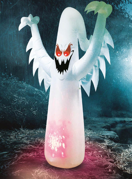 Ein aufblasbarer Geist, 200 cm groß und gigantisch, steht nachts leuchtend auf einem Weg. Mit seinen roten Augen, dem breiten, zahnbewehrten Mund und dem pink-weißen Licht, das aus seinem Inneren strahlt, ist diese riesige Halloween-Dekoration perfekt für gruselige Abende.