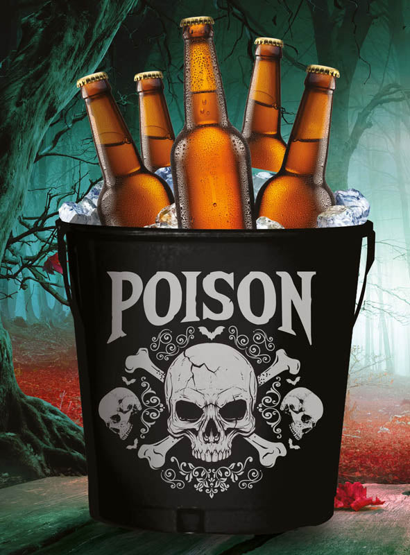 Der Halloween-Getränkekühler „Poison“ – ein schwarzer Metalleimer, verziert mit einem Totenkopf und dem Schriftzug POISON – bietet Platz für sechs braune Bierflaschen auf Eis – ideal als gruselige Halloween-Dekoration oder origineller Getränkekühler in düsterer Waldatmosphäre.