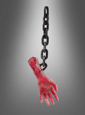 Eine 40 cm große Dekoration in Form einer abgetrennten Hand an einer Kette, kunstvoll blutig bemalt, baumelt an einer schwarzen Kette vor einem grauen Farbverlauf – ideal als Halloween-Dekoration in Form einer abgetrennten Hand für deine nächste Gruselparty.
