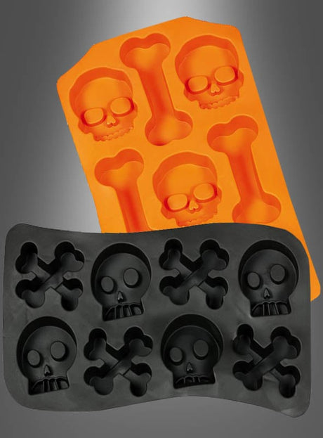 Zwei Eiswürfelformen aus Silikon – eine orangefarbene „Silikonform Totenkopf“ mit Totenkopf- und Knochenmotiven und eine schwarze „Halloween-Eiswürfelform Knochen und Totenkopf“ mit Totenköpfen und gekreuzten Knochen – sind vor einem grauen Hintergrund abgebildet.