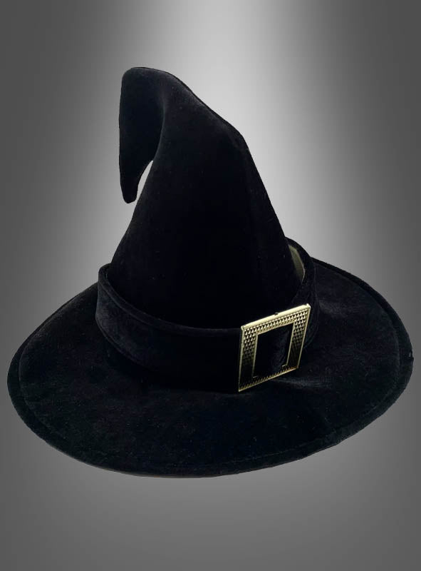 Ein „Klassischer Hexenhut mit Schnalle, schwarz“ – ein spitzer schwarzer Hexenhut mit breiter Krempe und einer dekorativen goldenen Schnalle – vor einem grau verlaufenden Hintergrund.