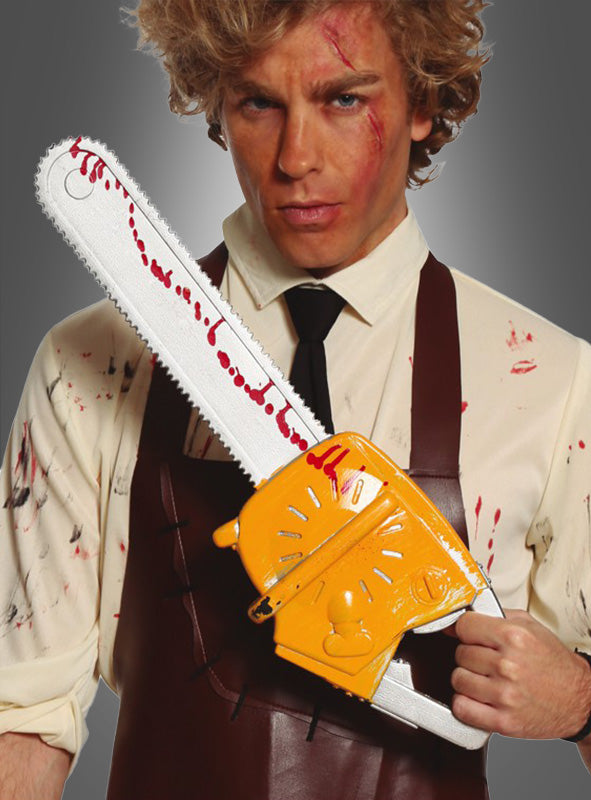 Ein Mann in einem blutbefleckten Hemd und einer Schürze hält die „Realistische Kettensäge 54 cm Blutspritzer“ in der Hand, deren Design an eine klassische Horrorfilm-Kettensäge erinnert und deren künstliche Gesichtsverletzungen sie zum perfekten Halloween-Requisit machen.