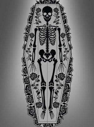 Verleihen Sie Ihrer Halloween-Dekoration mit dem Tischläufer „Skelett“ (183 x 60 cm) eine auffällige Note: Er zeigt die Abbildung eines menschlichen Skeletts in einem sargförmigen Rahmen, umgeben von schwarzen Rosenmotiven auf einem grauen Hintergrund mit Farbverlauf – perfekt als einzigartiger Blickfang oder auffälliger Tischläufer für Ihre gruseligen Feierlichkeiten.