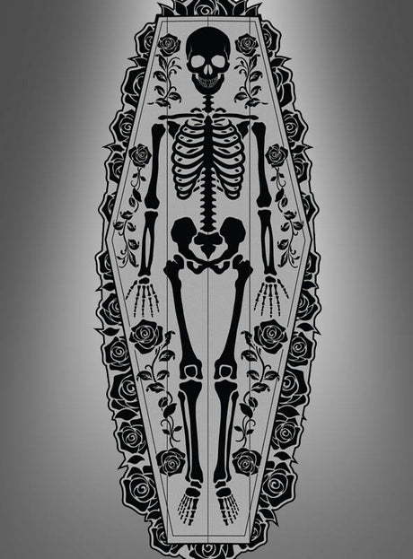 Verleihen Sie Ihrer Halloween-Dekoration mit dem Tischläufer „Skelett“ (183 x 60 cm) eine auffällige Note: Er zeigt die Abbildung eines menschlichen Skeletts in einem sargförmigen Rahmen, umgeben von schwarzen Rosenmotiven auf einem grauen Hintergrund mit Farbverlauf – perfekt als einzigartiger Blickfang oder auffälliger Tischläufer für Ihre gruseligen Feierlichkeiten.