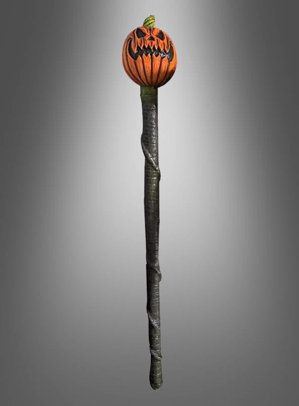 Ein langer, dunkler Stab, dessen Spitze mit einem geschnitzten, bedrohlich wirkenden Kürbiskopf verziert ist: Der „Deluxe Kürbis Stab 136 cm“ ist das perfekte Halloween-Accessoire und wird hier vor einem schlichten grauen Hintergrund mit Farbverlauf gezeigt.
