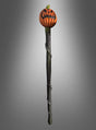 Ein langer, dunkler Stab, dessen Spitze mit einem geschnitzten, bedrohlich wirkenden Kürbiskopf verziert ist: Der „Deluxe Kürbis Stab 136 cm“ ist das perfekte Halloween-Accessoire und wird hier vor einem schlichten grauen Hintergrund mit Farbverlauf gezeigt.