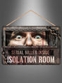 Das Türschild „Serienkiller“ (30 x 20 cm) für Halloween zeigt eine gruselige Aufschrift mit der Aufschrift „Serienkiller im Isolationsraum“, wobei die weit aufgerissenen Augen eines Mannes durch ein von Metall und Ketten umrahmtes Fenster blicken. Dieses gruselige Türschild ist die perfekte Halloween-Dekoration, um Ihren Gästen schon beim Herankommen einen Schauer über den Rücken laufen zu lassen.