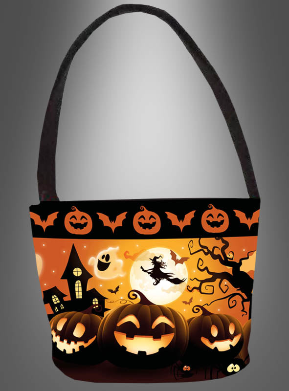 Süßigkeitentasche „Kürbis Halloween“ – eine Tasche im Halloween-Design mit Kürbissen, Fledermäusen, einem Spukhaus, einer fliegenden Hexe, einem Geist und einem Vollmond in leuchtendem Orange, Schwarz und Gelb – das perfekte Accessoire oder die ideale Süßigkeitentasche für stilvolles „Trick-or-Treat“ an Halloween.