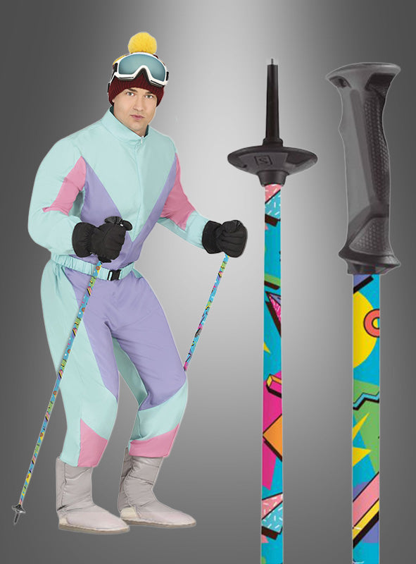 Eine Person in einem bunten Retro-Skianzug hält die „Skistöcke für Karneval 71 cm“ mit lebhaften Mustern in der Hand; eine Nahaufnahme hebt die detailreichen Griffe und das einzigartige Design dieser Stöcke – ein perfektes Kostüm-Accessoire – vor einem grauen Hintergrund mit Farbverlauf hervor.