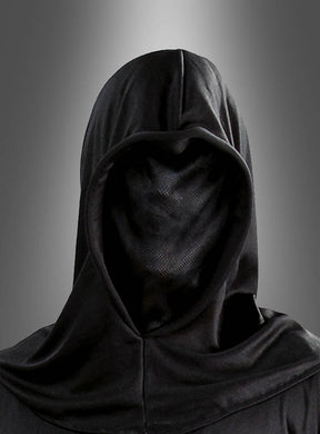 Eine Person in einem schwarzen Scharfrichter-Kostüm mit einer Henkerkapuze für Erwachsene, die ihr Gesicht verdeckt, steht vor einem grau abgestuften Hintergrund.