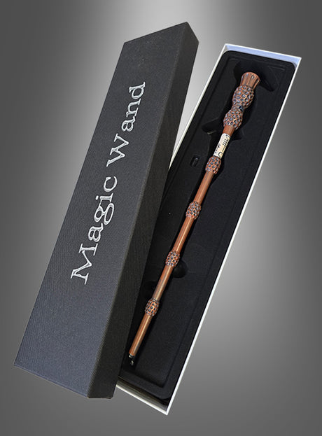 Ein Deluxe-Zauberstab „Hexenmeister“ mit LED in einem eleganten schwarzen Etui mit der Aufschrift „Magic Wand“, ausgestattet mit einer passgenauen Schaumstoffeinlage – perfekt für jede Harry-Potter-Zauberstab-Sammlung oder für alle, die einen beeindruckenden Elderstab mit LED suchen, um ihre magische Ausstellung aufzuwerten.