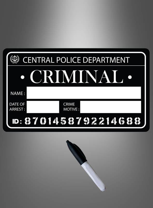 Eine „Verbrecher-Tafel“ – ein Schild der Polizei mit Fahndungsfotos, beschriftet mit der Aufschrift „CRIMINAL“ und mit Feldern für Name, Datum, Straftat und Motiv, auch bekannt als „Mugshot-Tafel“ oder „Verbrecher-Tafel“, unter der ein schwarzer Filzstift liegt.